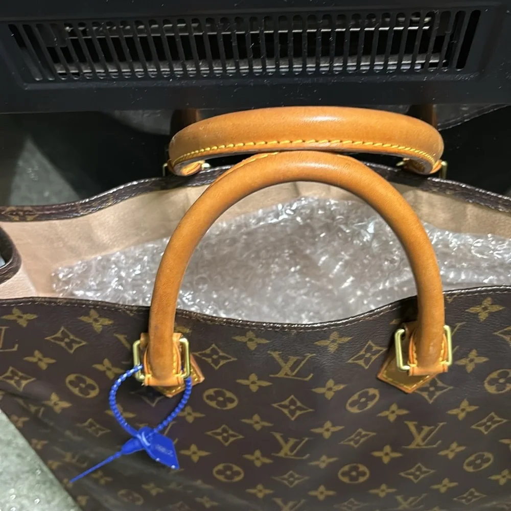 Louis Vuitton tote, rolled handles. Open top. - Picture 4 of 15